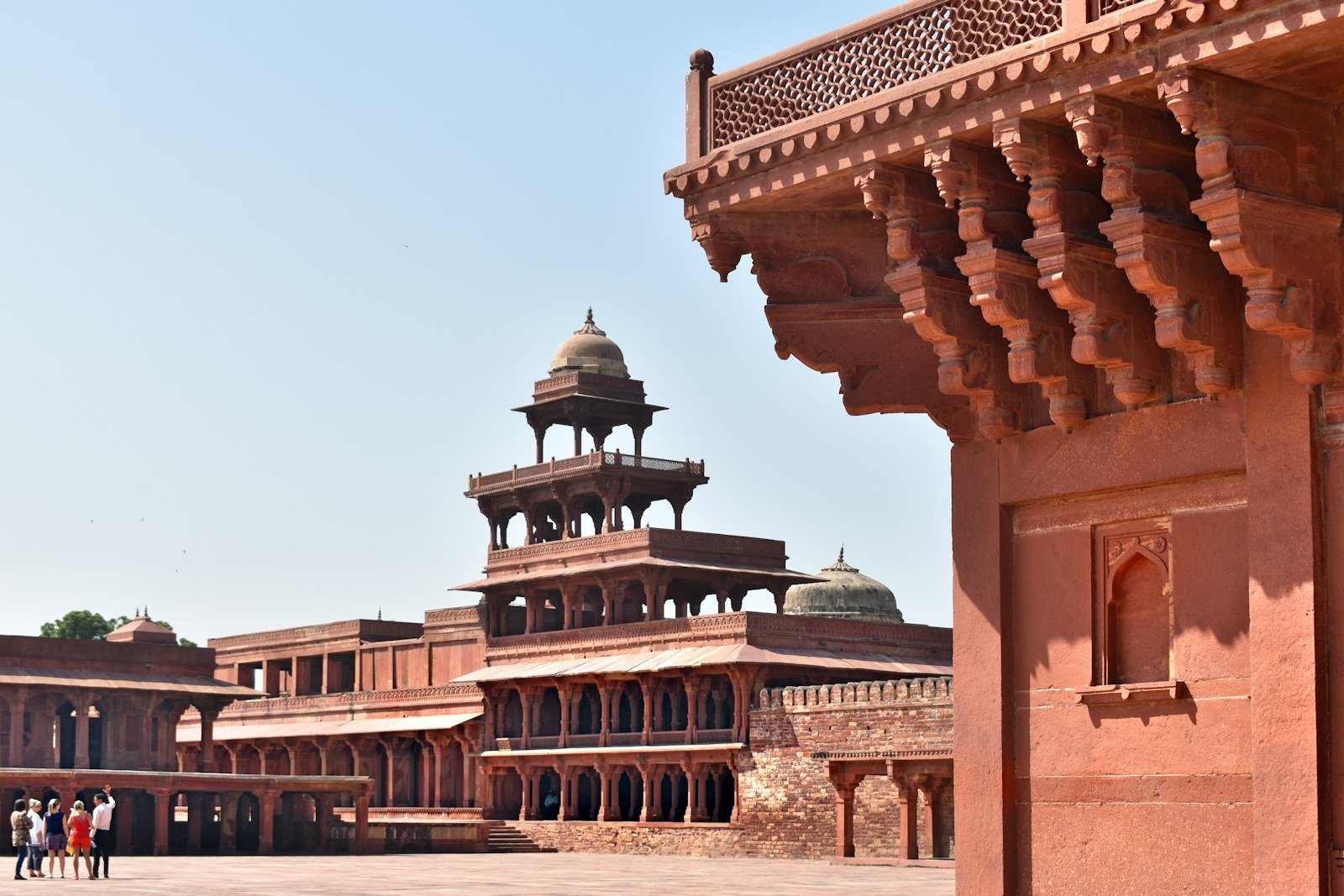 Pavillons en grès rouge et consoles sculptées à Fatehpur Sikri