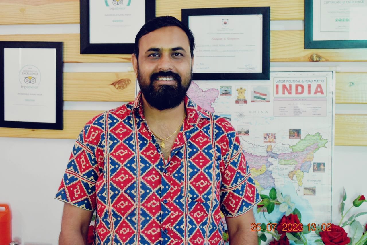 Rajendra Sharma dans son bureau, près d’une carte de l’Inde