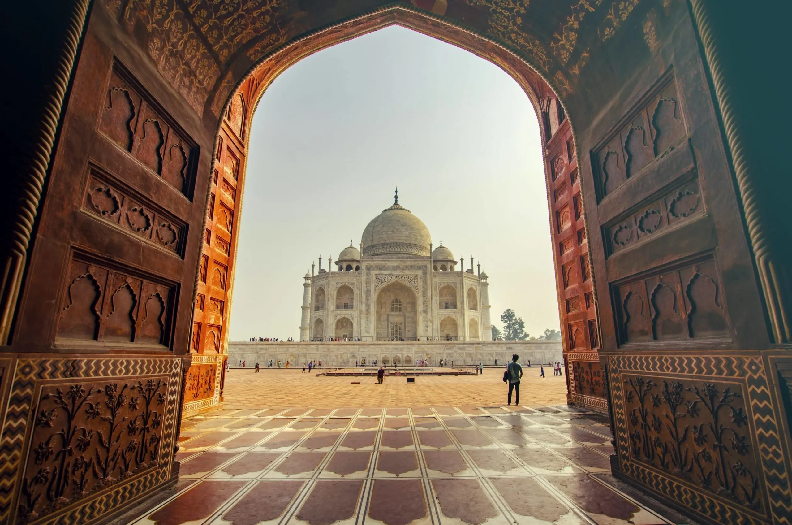 Vue du Taj Mahal depuis une grande porte en grès sculpté