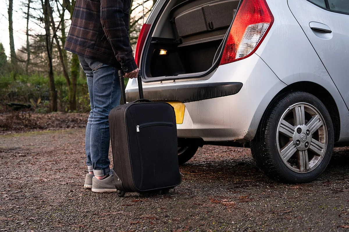 Immense Coffre de 592 Litres Chargé de Bagages